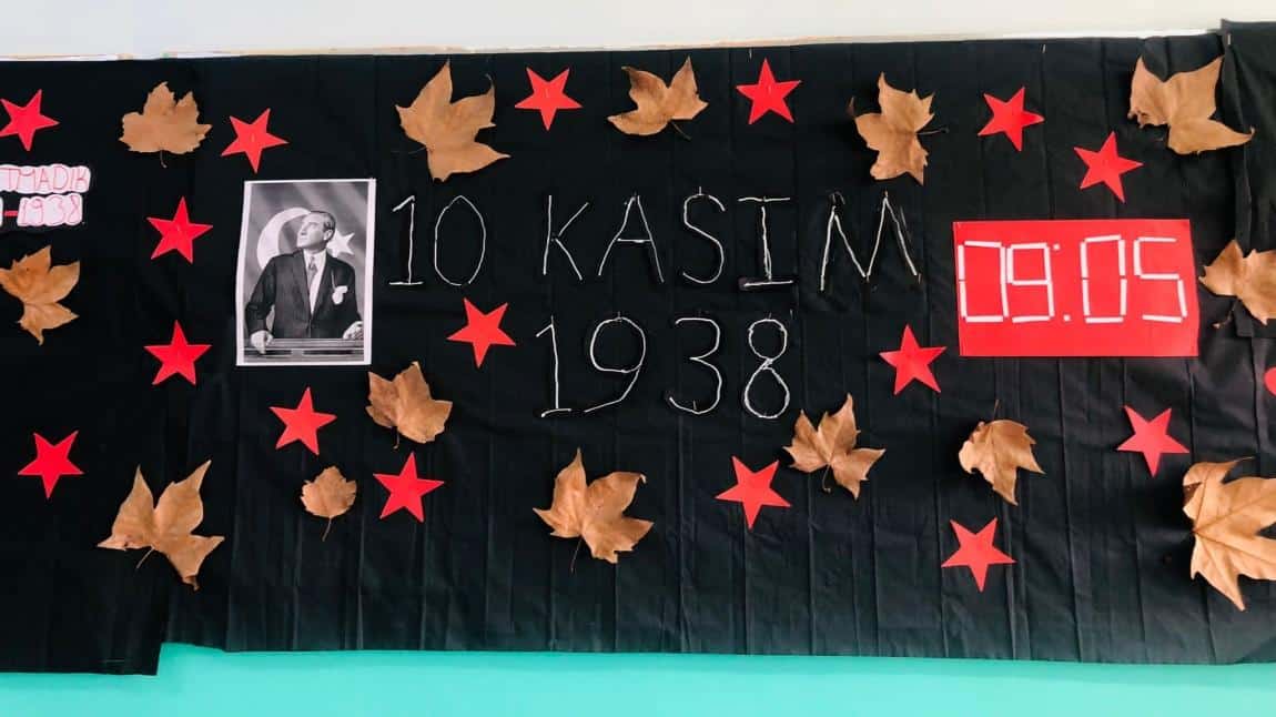 Okulumuz 8-A sınıfı 10 Kasım Atatürk'ü Anma haftası kapsamında sınıf panosu hazırladı. 
